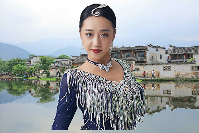 说着，他扯掉了胳膊上缠绕的绷带，露出一排排奇怪的纹印