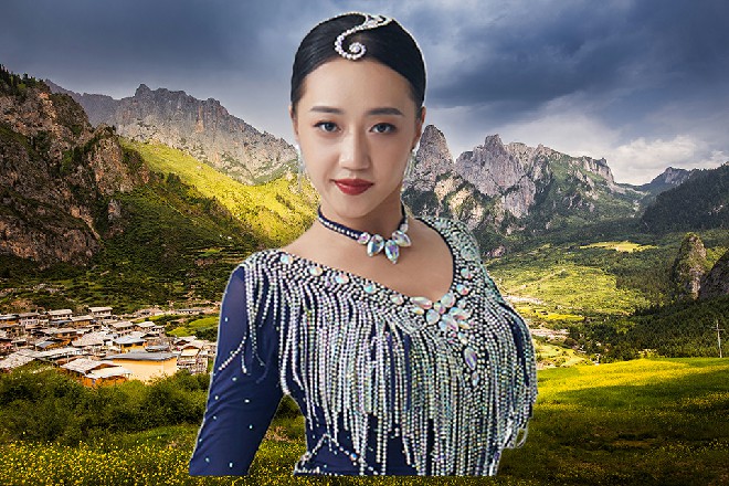 玉老爷一挥手，玉如意重新飞了起来，再次幻化形态