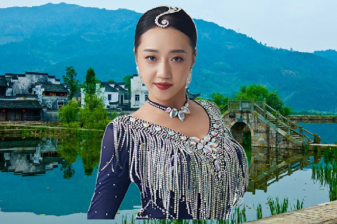 红色妖姬站在魔龙的下方，活动着自己的筋骨，慢悠悠地说道