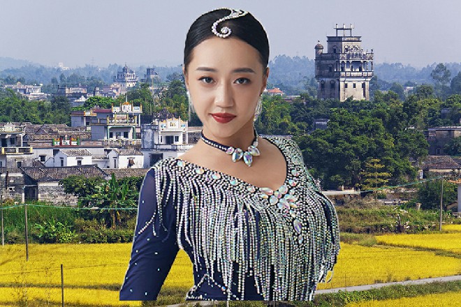 但那水球轻松破开了五道太极图，然后轰在了红色妖姬的身前