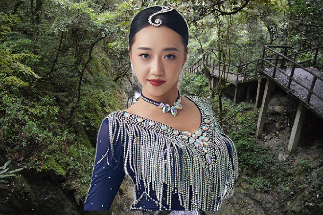 说着，老王抬起手来，一巴掌向着诺曦S的脸就扇了过去