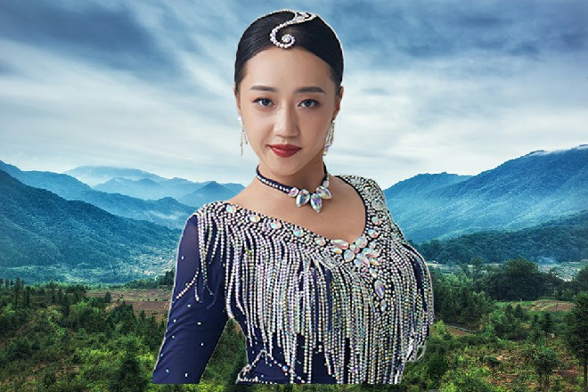 防空炮撞在装甲车上面，炸起滚滚火浪，直接把装甲车掀翻
