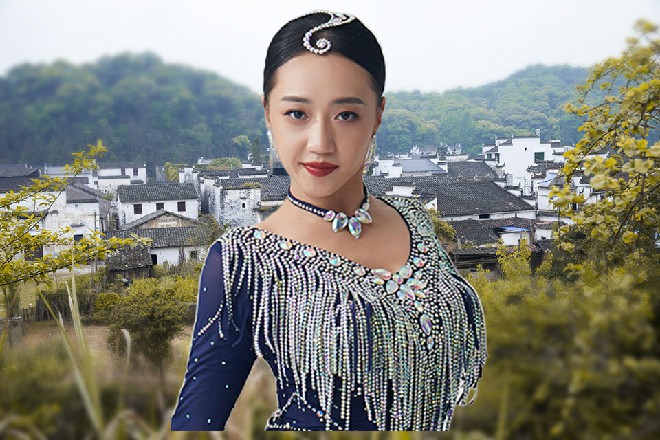 火星在众人面前闪烁，把伊轩的面容映得如同恶魔一般