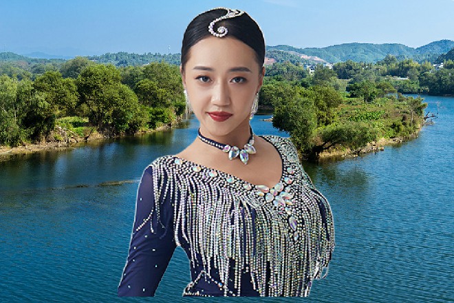 说着，于大山拿起托盘里的酒杯，对着若依干了一口红酒