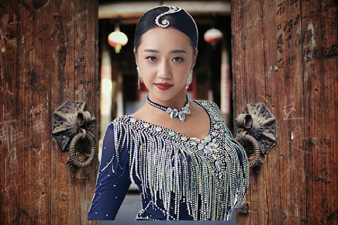 墨大锤直接噗通跪在红色妖姬的身前，也不管地面是多么冰凉了