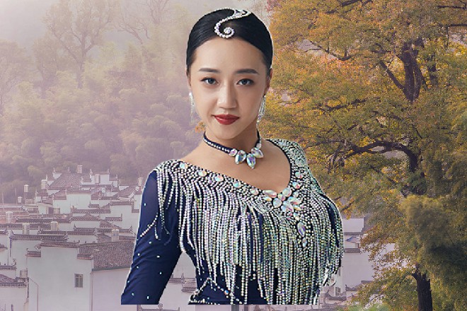很快，一个穿着海蓝色大衣的美女从里面缓缓走出来