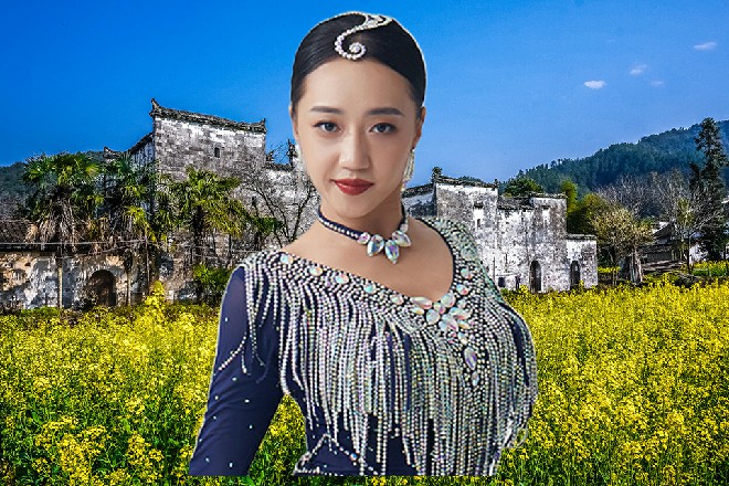 若依看着容小薰递给自己的一枚黑色药丸，忍不住问道