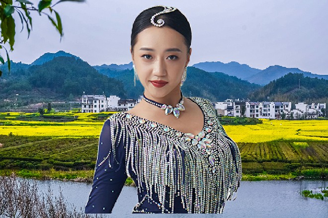 诺曦S尴尬地笑了笑，不敢反驳，只能默默地专心开车