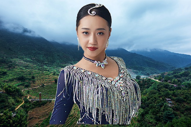 这一声枪响，震得旁边两辆停着的轿车都开始响起了报警声