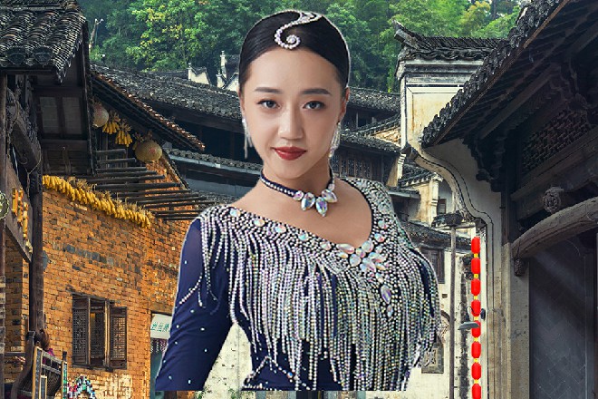 伊轩头向下，身体加速向着地面坠落，追着王玥的身影