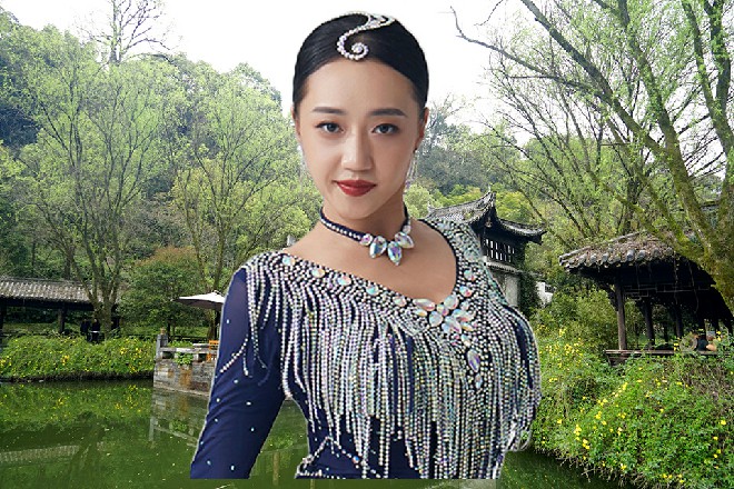 容小薰叉开了话题，试图让红色妖姬多多回想一些以前的记忆