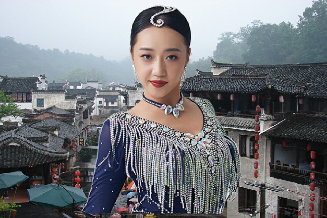 花恋蝶关好房门，看了一眼这干净的要命的屋子，苦笑一声