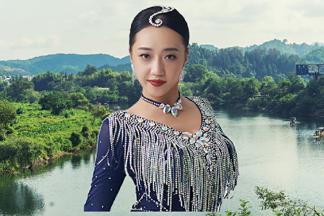 伊轩趁着自己麒麟脉还没消退，提起青麟掌，准备动手