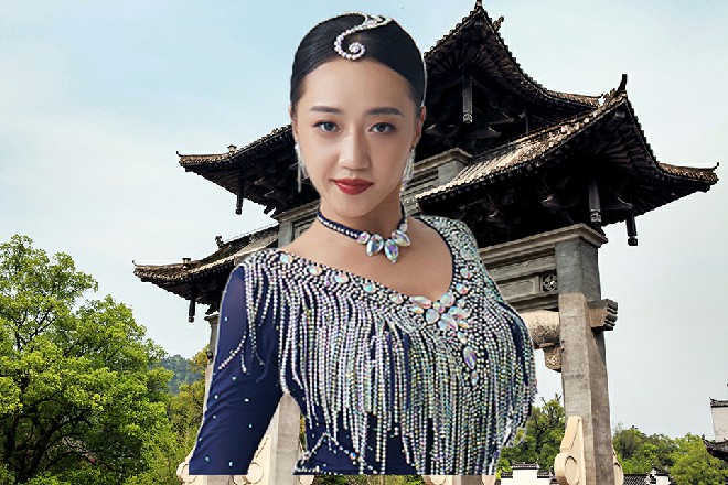 是啊师父，听说那冷护法不近人情，好像还是个魔女来着