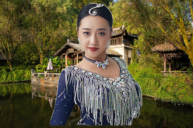 陈佳音忽然凑上前来，轻轻在诺曦S的脸颊上吻了一下