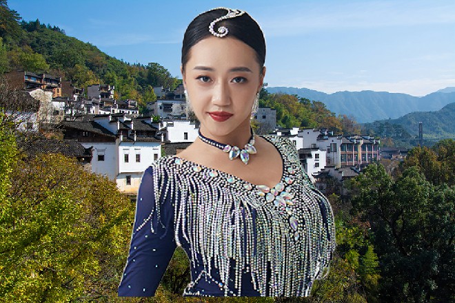 红色妖姬深吸一口气，整个人双脚一沉，脚下的地面层层碎裂