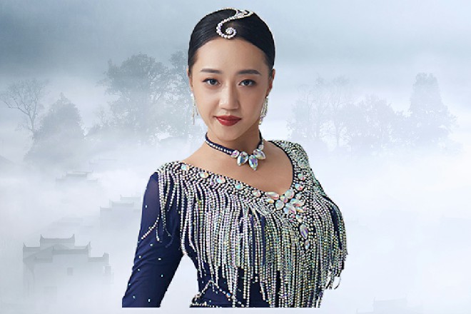 同时，她胳膊勒在了红色妖姬的脖子上，试图把红色妖姬勒窒息过去