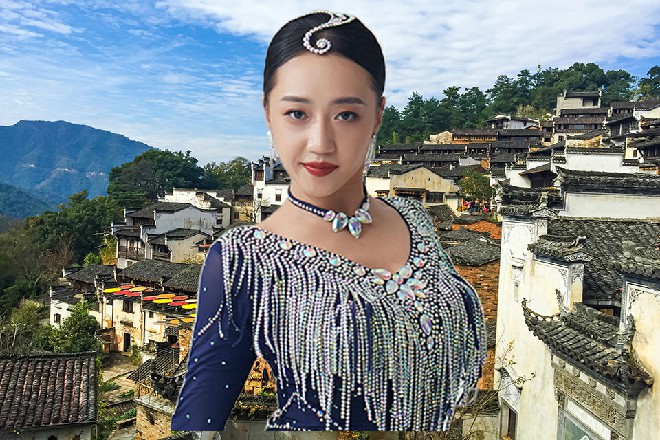 说着，他手中长刀撩了几个刀花，然后向着若依劈砍过来