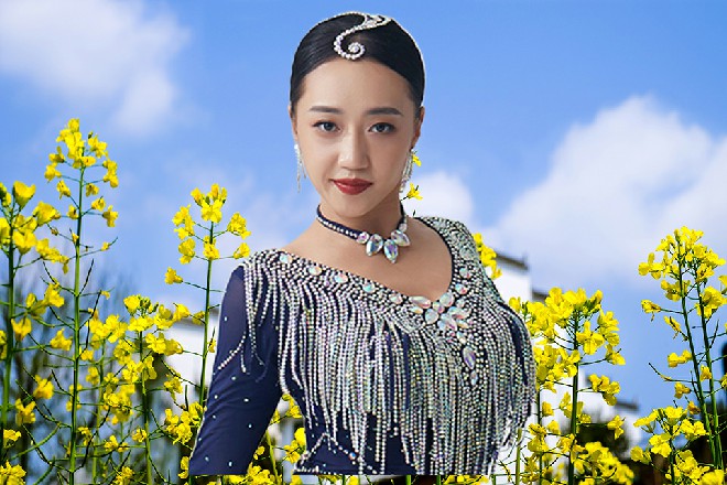 说着，苏曼s给两个人重新倒了一杯星月城特有的星月女儿酿