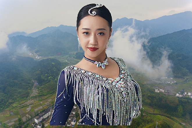 这贪狼的身体顿时被打飞到三米多高，然后又重重砸在了地上