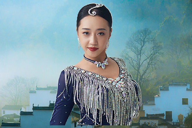 此时红色妖姬和罗芙两个人渐渐停了下来，周围开始传来了掌声