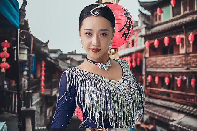 而天道只是抬起自己的剑柄，直接撞在了若依的手腕上面