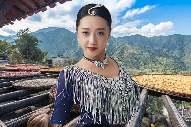 剑齿龙自然不明白这擒龙诀的玄机，因此还在那里惊疑不定