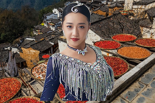 她双脚踩在冰面上，接着身上开始出现了红色的纹路