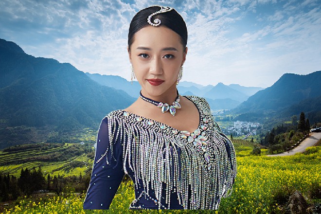 三颗子弹飞过来，红色妖姬忽然转身，手中两根荧光棒接连挥舞