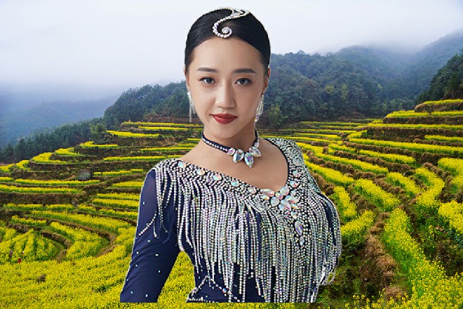 她的手似乎能感受到红色妖姬手背的温度，顿时心跳就有点加快