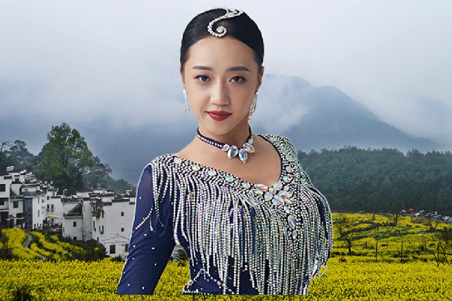 安妮赶忙扶住她，两个人一起摔在船舱当中，屁股摔的生疼