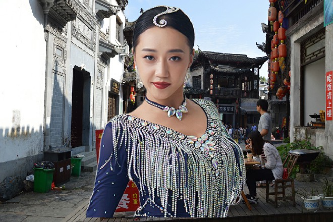 就在这时候，后门被推开了，一个熟悉的男人走了进来