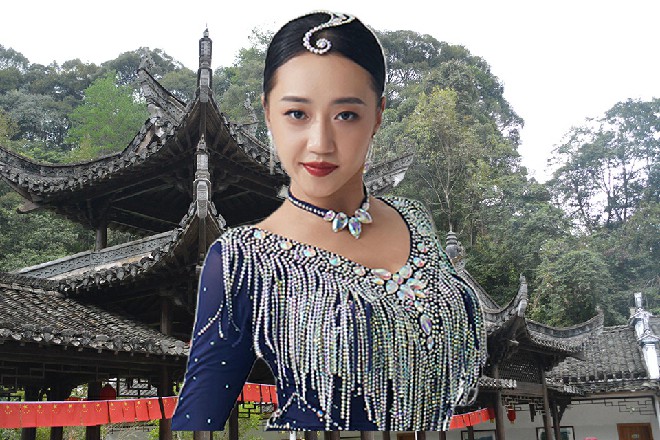 蓝水心一边穿衣服一边生气，现在听到这话，顿时一怔