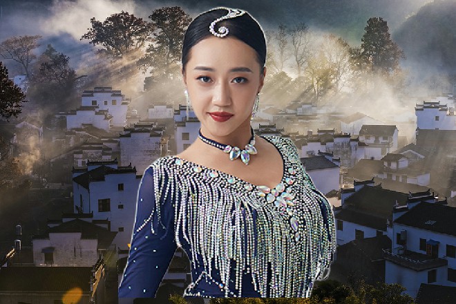 杰克逊看着身在半空中的草薙上司，心中隐隐有些恐惧起来