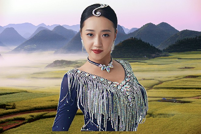 不一会，黑无常就中了好几掌了，终于忍不住喷出一口鲜血来