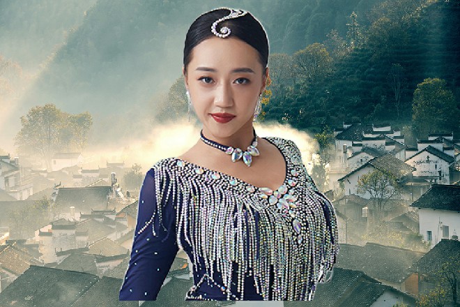 说完，这美少女直接走了过来，看到了坐在车里的伊轩