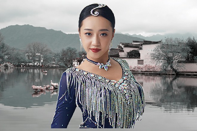 伊轩本来打算去紫罗兰看看的，结果被这哥们给堵住了