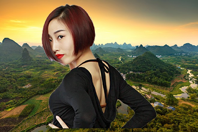 朱雀看着那穿着一身OL装的美女，忍不住有些惊讶