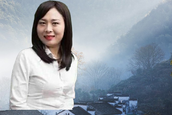 他忽然飞回到了倒三角的旁边，趴在上面，嘴里喃喃自语