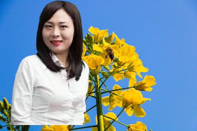 好多男人都在偷偷看娜塔莎，这个性感火辣的俄罗斯美女
