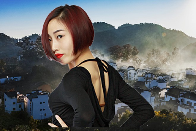 他头顶长着魔王的犄角，接着冲着天空落下的雷威轰出一拳