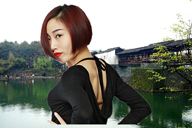 五彩的伞花在空中绽放出来，十分美丽，映着耀眼的阳光