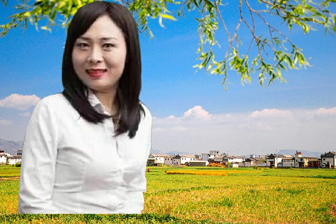 他伸出一只手，抓在边缘，然后手掌一撑，向着上面翻起来