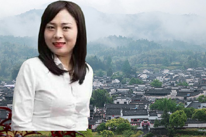 而那金色的战舰又缓缓飞了过来，停在了红色妖姬他们的头顶