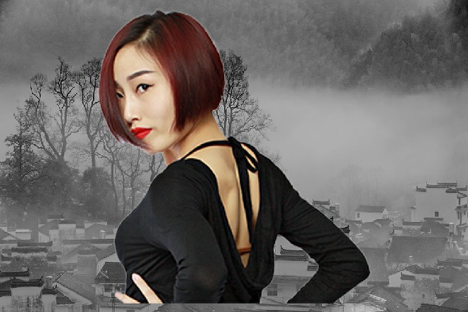 但红色妖姬却挥挥手，说道：先不着急，看看这个人想干什么
