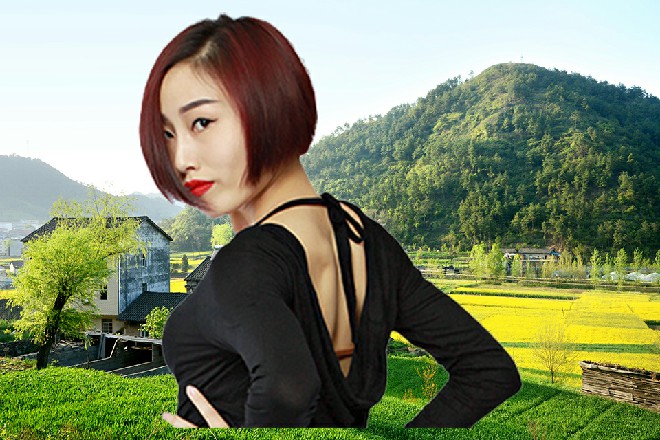 女中间人也下意识地捂住了自己的耳朵，显然有些承受不住