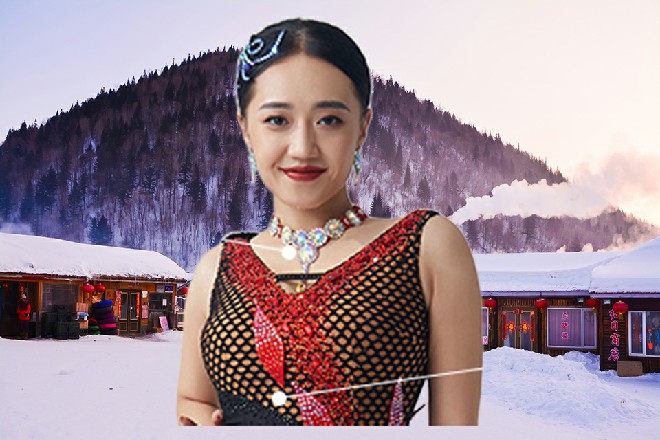 而若依反握刀身，对着空中落下的火焰巨掌甩出五道刀罡