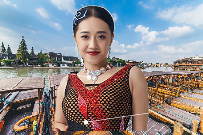 这一掌落在了两把太刀上，伊轩竟然被震得倒退了两步