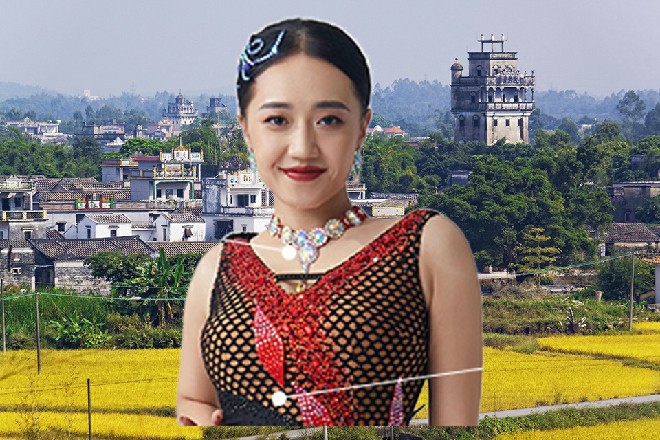 这是啥啊，他低头一看，发现自己的手正抓在人家女子的胸上