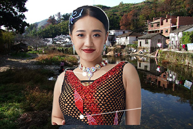 就在这时候，若依突然伸出手，稳稳攥住了背心男的手腕
